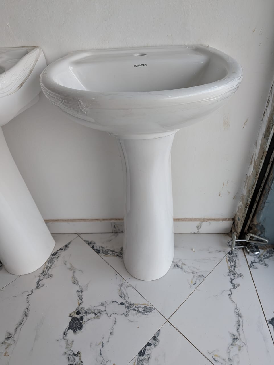 pedestal wash basin