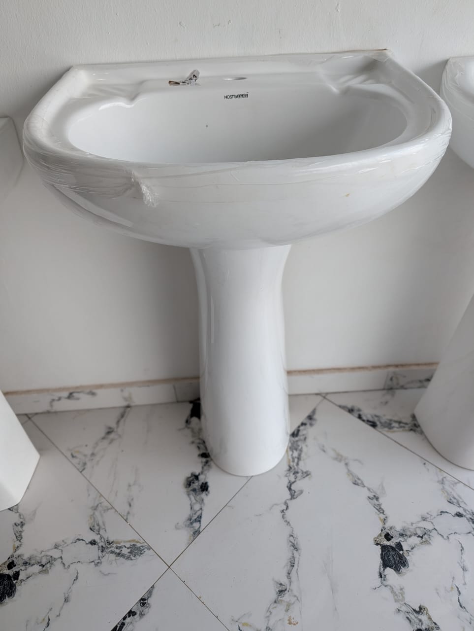 pedestal wash basin