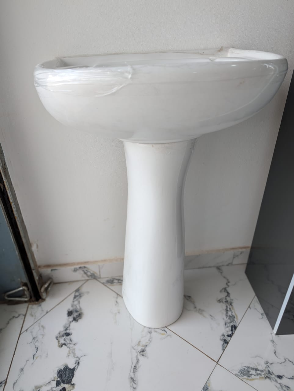 pedestal wash basin